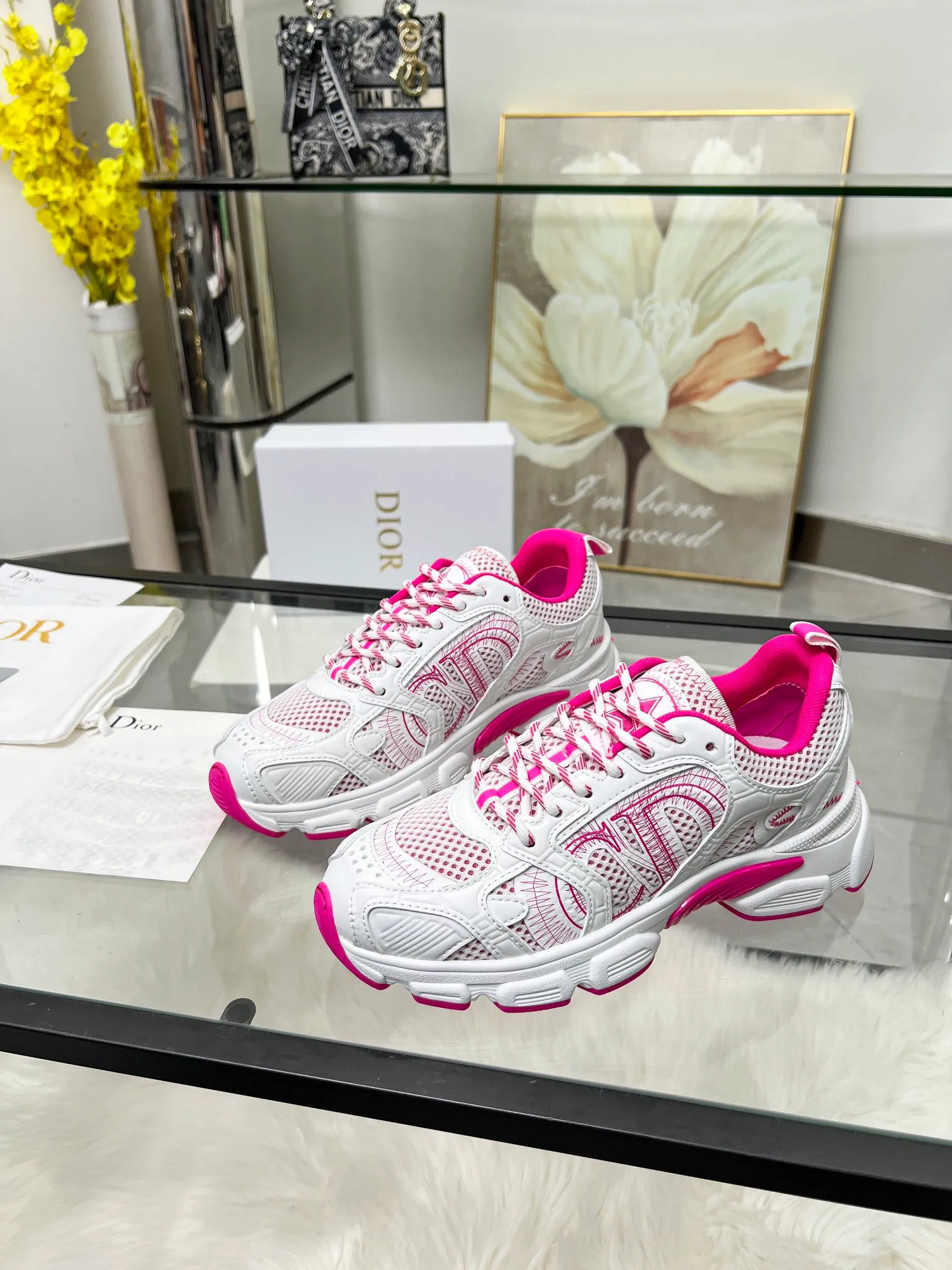 P560🐮🐮The official website of Dijia's new colors has been updated simultaneously [Celebration] This Dior Vibe sneaker incorporates Dior's high-end spirit and reinterprets classic running shoes. White mesh fabric features an Oblique print and is paired with laminated leather-effect panels in gold and silver tones for a contrasting look. It is further embellished with classic details such as 3D effect details, the lucky star symbol on the rear, and the logo on the tongue and rear pull tab. The lightweight sole is embellished with gray stars, complementing a variety of casual or elegant pieces for a modern look. Size: Women’s size 35-41 (35/42 can be customized) Men’s size 40-46 (39/46 can be customized)